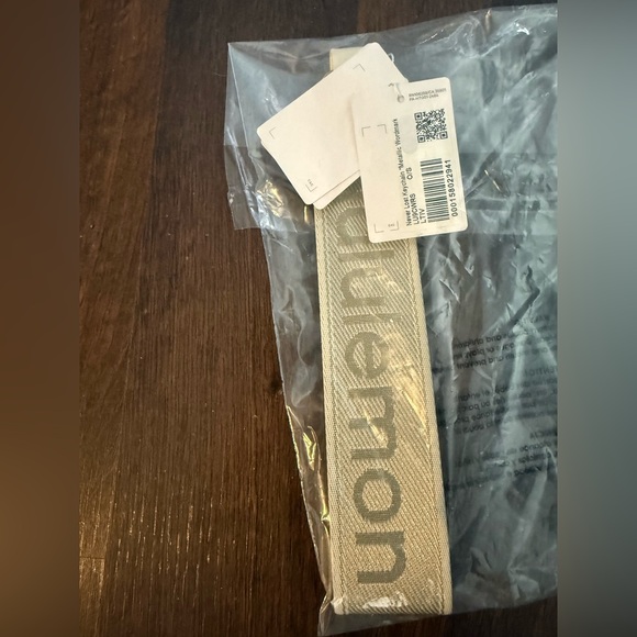 SOLD 🆕 Lululemon Never Lost Metallic Wordmark Keychain - Picture 6 of 7